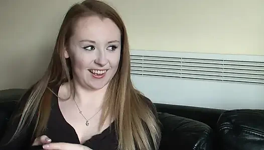 Azgın üvey kız kardeş yatakta üvey erkek kardeşinin yarağını emiyor ve sikişiyor