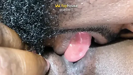 Ein süßer cumshot auf einer blauen couch