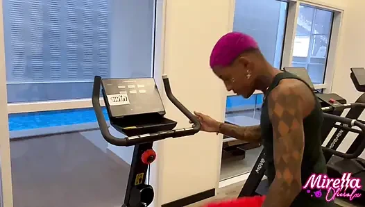 Я — худая силиконированная девушка из Smart Fit