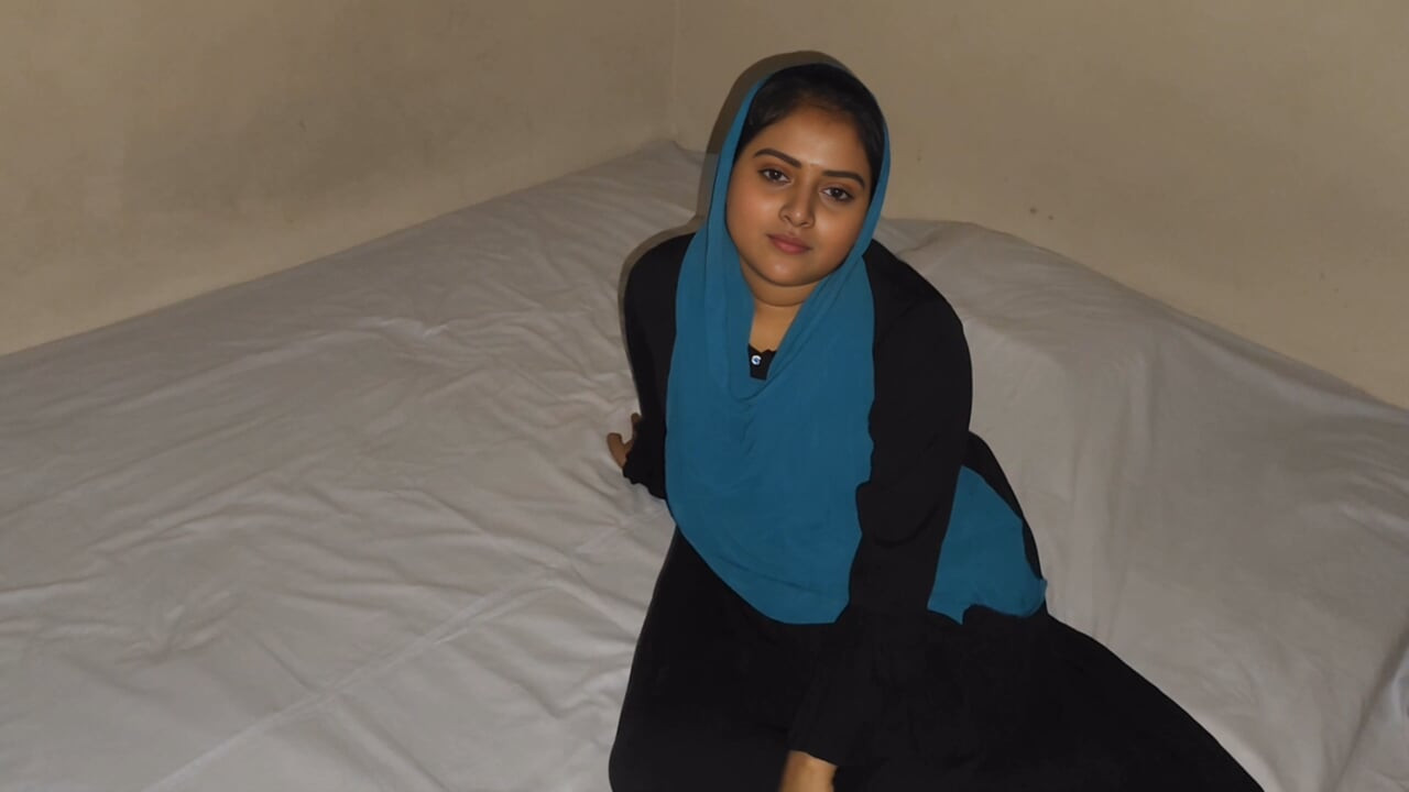 Viral indian beautiful girlfriend cooks food for boyfriend and brings it home then has romantic sex with boyfriend.