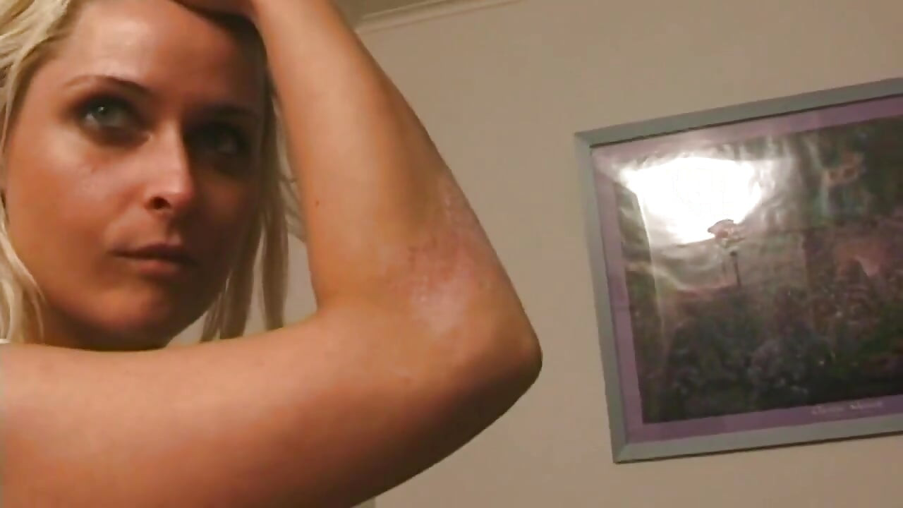 ברונטית צעירה וחמודה מציגה את עצמה ואת ישבנה המהמם