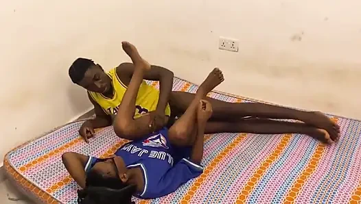 Cewek amatir langsing suka ngentot di kencan pertama