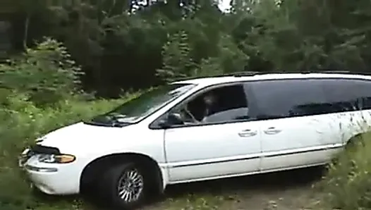 Nenhuma minivans foi ferida durante a realização deste vídeo