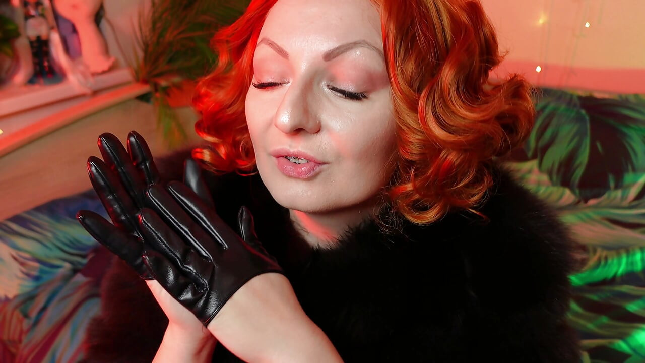 Sexig pin up Arya gör ASMR ljud med korta läderhandskar