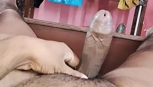 Hintli genç oğlan büyük penisini gösteriyor.