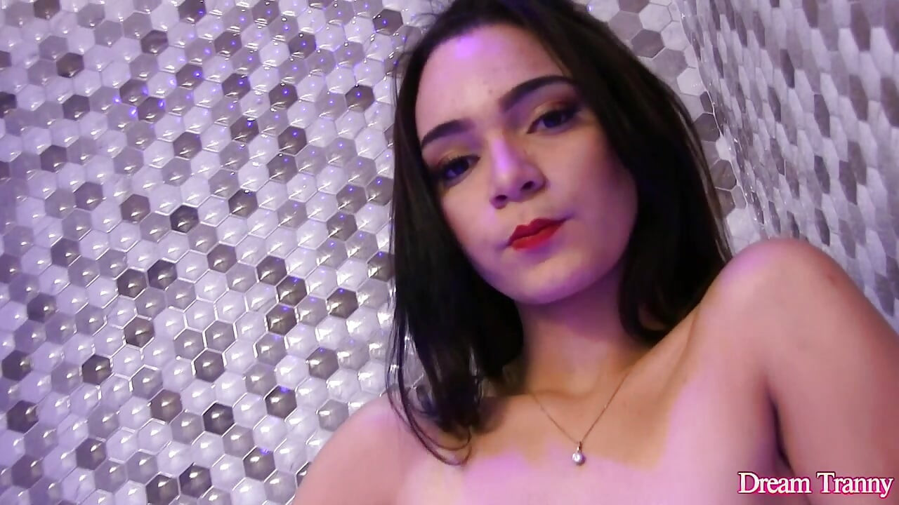 Trans loszka Hanna Rios Dildoing pod prysznicem