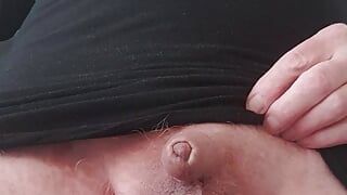 Une très petite bite se fait caresser et doigter le cul