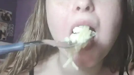 Ест крупным планом