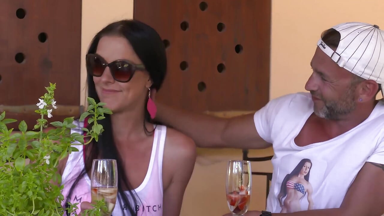 גייל זומר אורגיה עם בחורות חמות מוצצות ורוכבות על זין