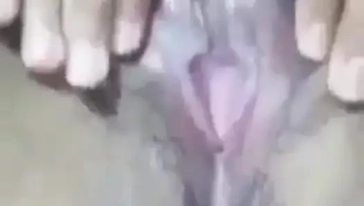 Hintli kız sari değiştiriyor ve göğüslerini gösteriyor