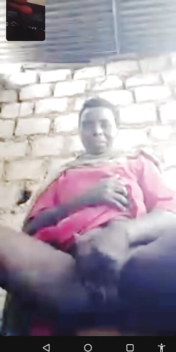 Hadzabe部落成熟女人與男友視頻通話，別問我她從哪裡拿來的電話。