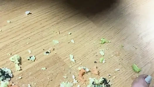 Dia mengambil makanannya berkat kakiku...