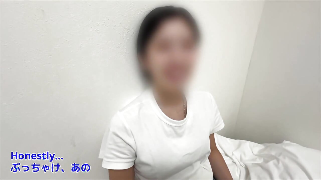 Upoznali smo se na aplikaciji za upoznavanje i seksali. Drkanje stopalima, svršavanje unutra. Klip i pušenje zadirkuju mazohista i uzbuđuju ga. (#377)