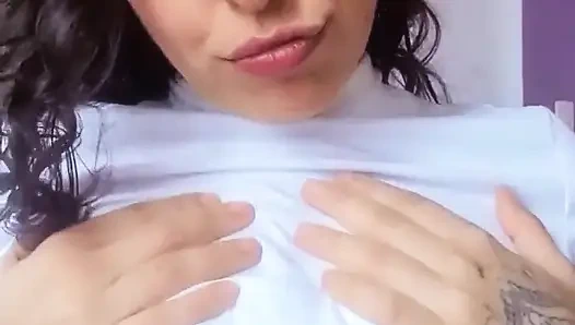 Doğal göğüslü ateşli Brezilyalı esmer onun için boşalmanı istiyor - espuletinha