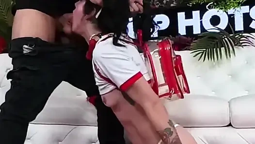 Rosalyn Sphinx Nade Nasty'nin büyük yarağının gırtlağına kadar alıyor!