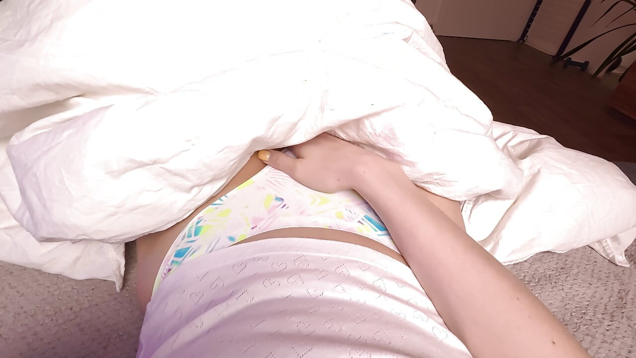 관능적 인 솔로 소녀 자위 그녀는 너무 젖고 사정 너무 열심히