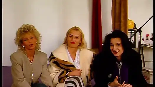 Retro-schätzchen zieht sich aus und berühren sich beim casting