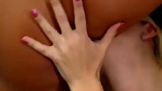 Blonde MILF gönnt sich dampfend fingern und oralen fetisch