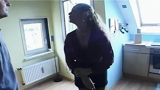 Стильная французская дама получила теплую сперму на ее лицо после траха сисек