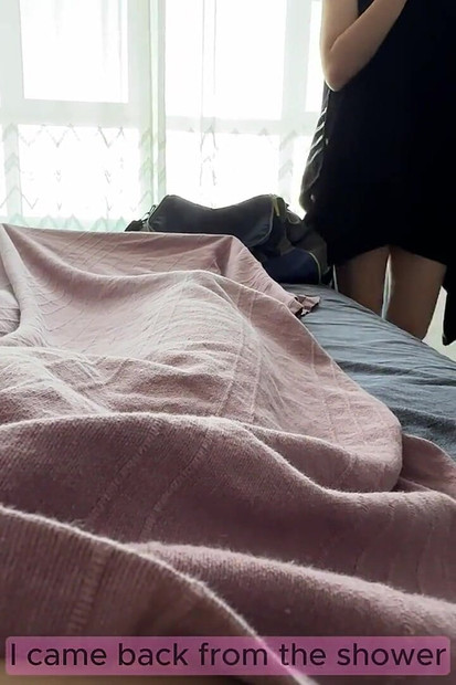 Sora mea vitregă m-a prins masturbându-mă și m-a ajutat să ejaculez