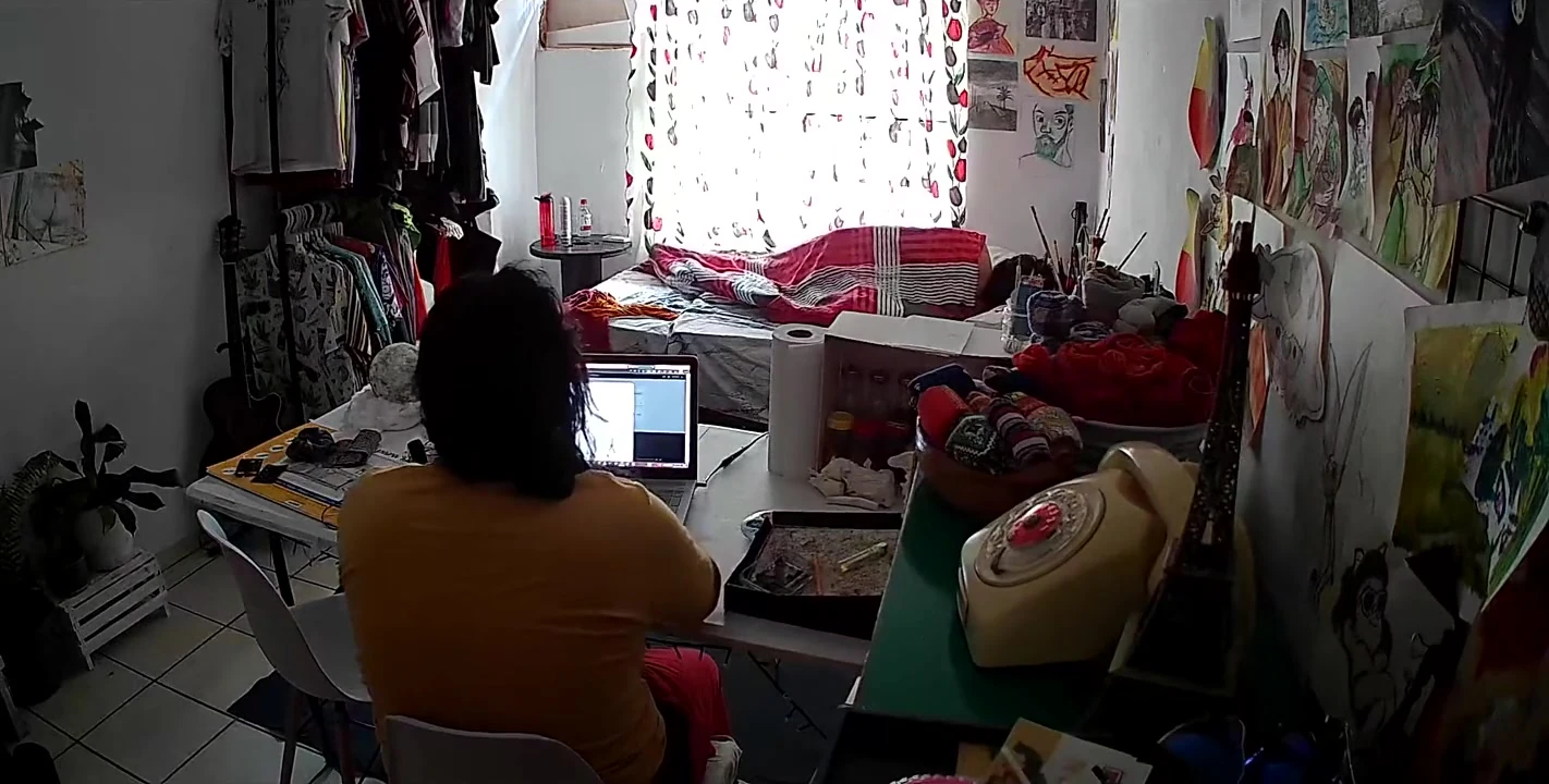 Üvey baba evde ofis yaparken üvey kızıyla