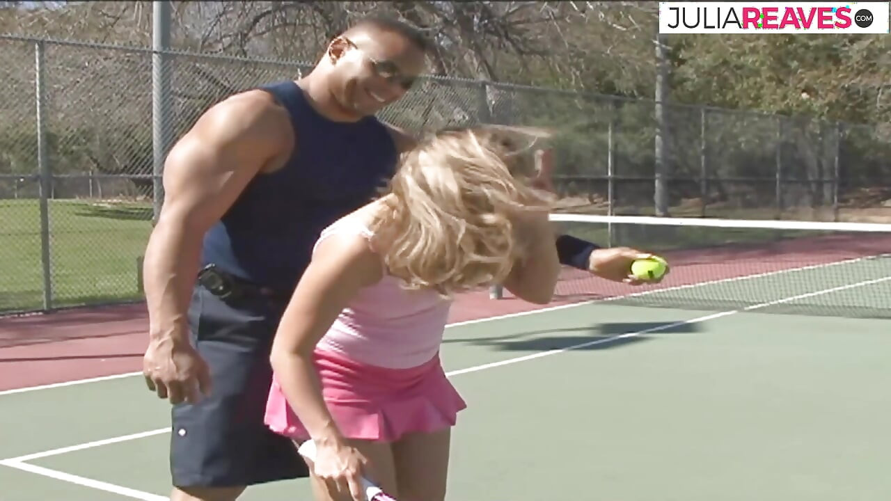 Plavuša se saginje dok joj ogroman crni kurac gura pičku otpozadi