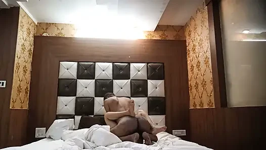 Hintli Asyalı desi üvey erkek kardeş üvey kız kardeşiyle sert sikişiyor