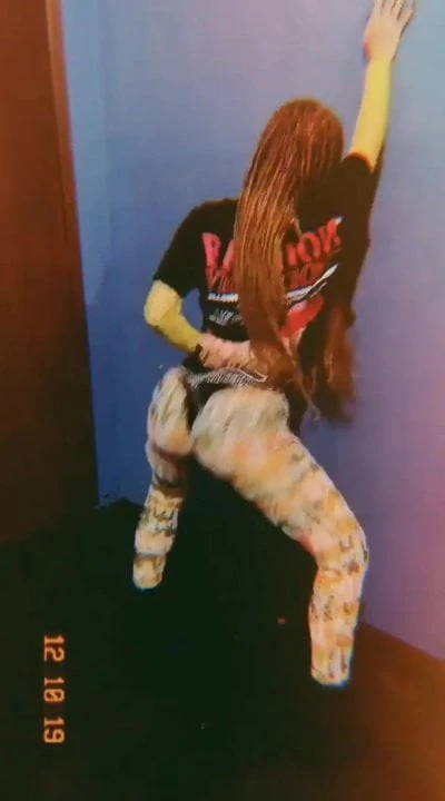 Anitta vagabunda rebolando gostoso!!
