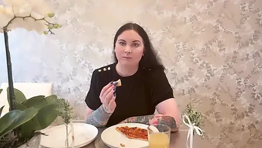 Miss ffw lagi asik makan pizza keju dan doughball