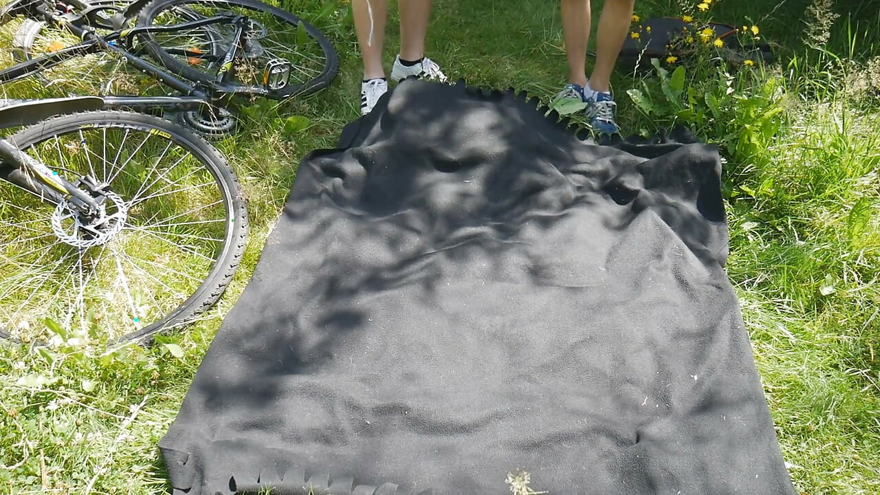 Ciclismo com gêmeos gozando ao ar livre