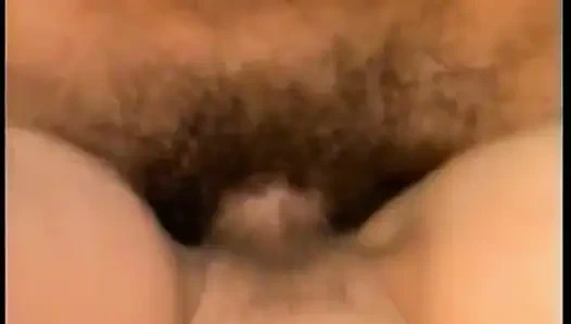 Грудастую брюнетку жарят в два смычка и кончили в рот в винтажном тройничке