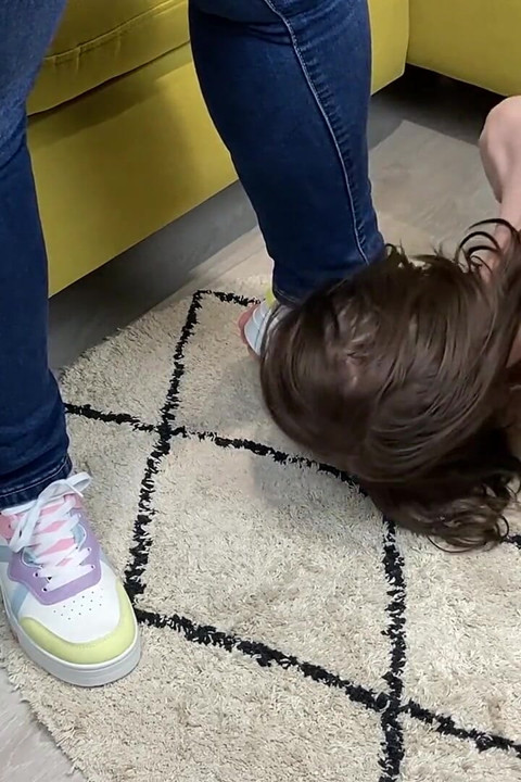 Limpador de Sapatos Humano - Ele tem que lamber os pés que vão destruí-lo! - Dave Moon - Jennifer - Bbusting (lambendo)