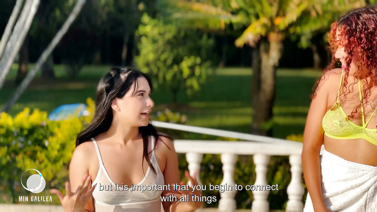 Bikinili havuzda iki lezbiyen sert sikişiyor - siyah barbie ft min galilea
