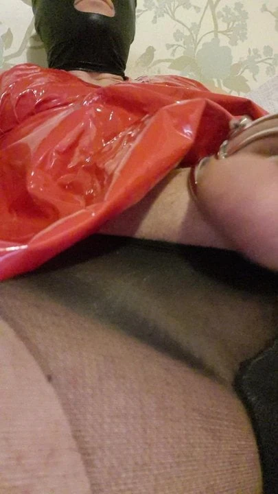 乳胶荡妇正在等待她的女士