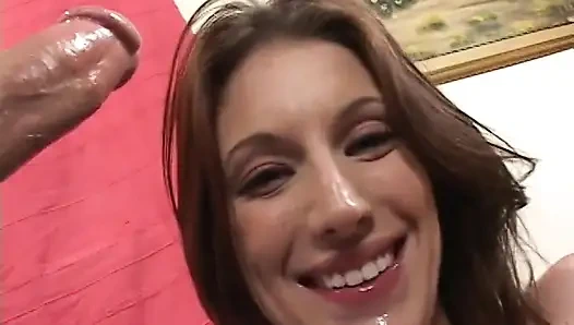 Брюнетка-шлюшка наслаждается из задницы в рот