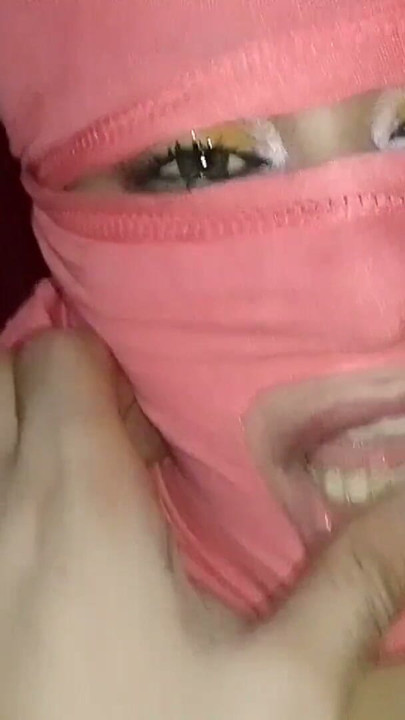 热情的埃及女孩想被阿拉伯妓女操屁眼和骚逼 | 片段 1
