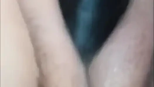 Masturbuje her dildo