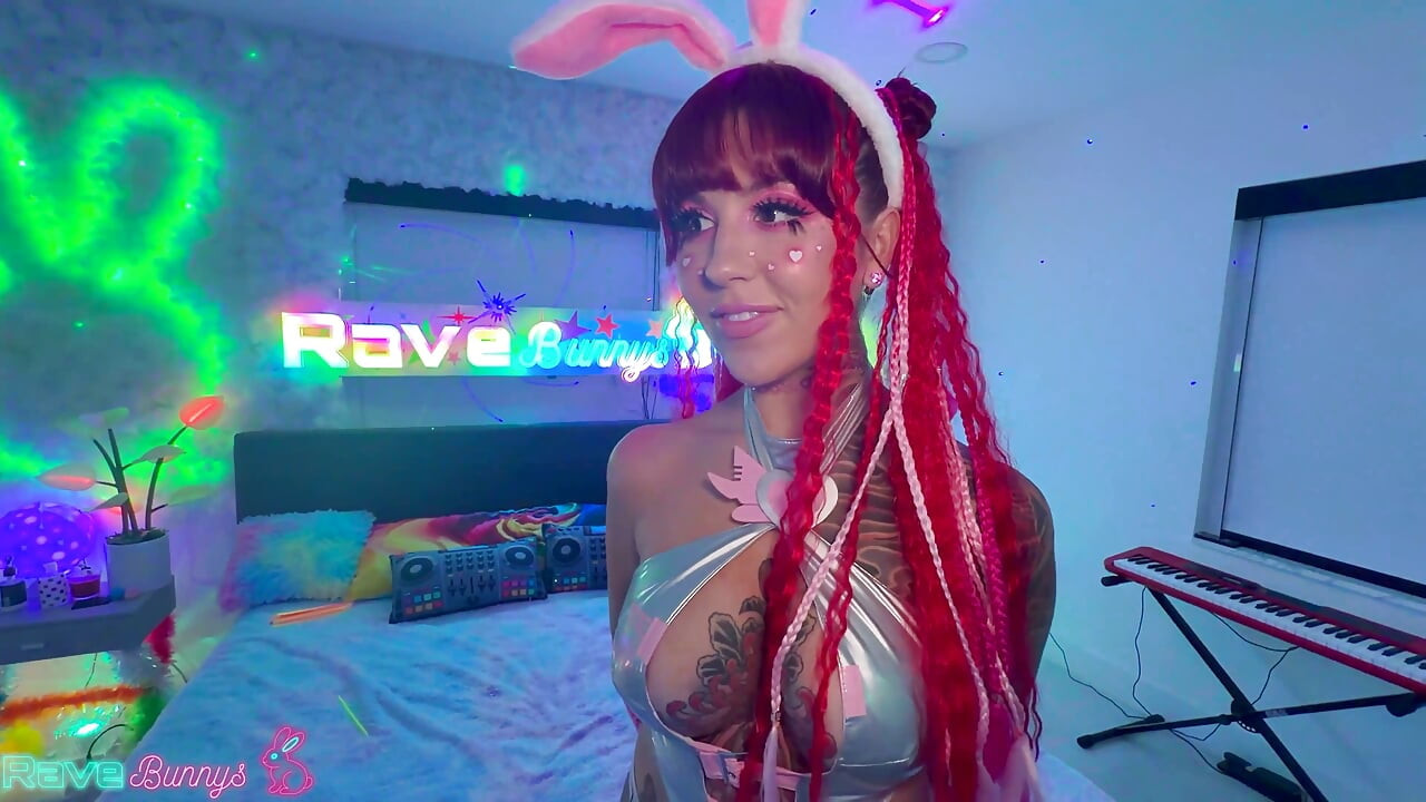 Napaljena riđokosa Luna Legend daje Brianu svoju guzu pod neonskim svjetlima!