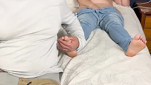 Ayaklarına dokunursam bana seks yapmama izin veriyor