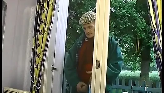 Sapık dedenin görünüşünden heyecanlanan bir çift