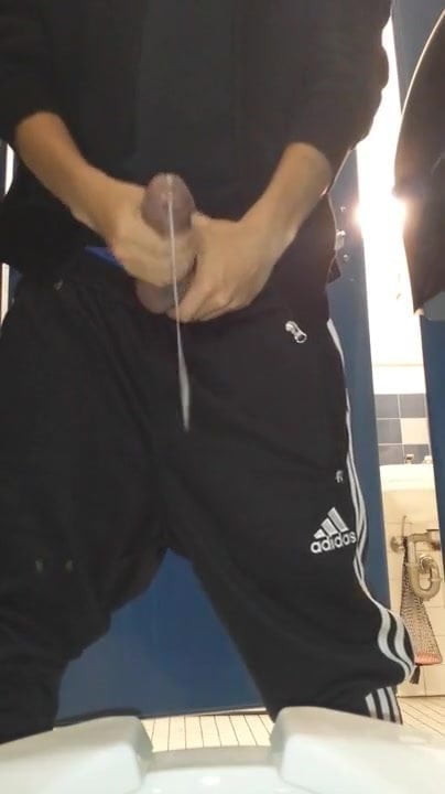 Sborrata in tuta adidas