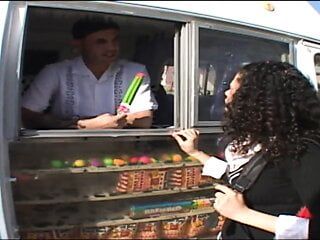 Мороженница продает мороженое тинкам в обмен на секс - том # 02 - сцена № 01