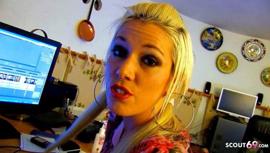 Blondes Teen Milky guckt ihren eigenen Anal Sex Porno und sagt ihre Meinung