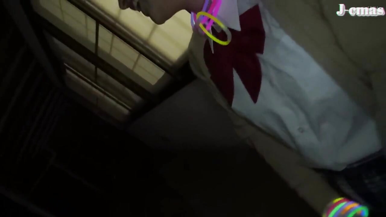 大胆的美女拥抱露天，在激情溢出的地方留下温暖的痕迹。[下半场] - B