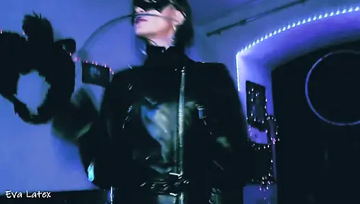 Sahibe eva lateks tam deri fetiş çizmeler domina üniforma bdsm sapık ateşli orta yaşlı seksi kadın