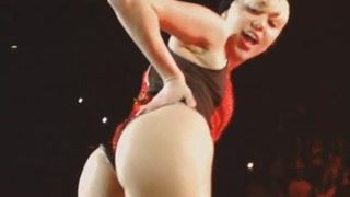 Miley показывает свою задницу
