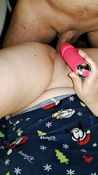 Ela fode minha bunda e então eu a enche de porra na buceta dela