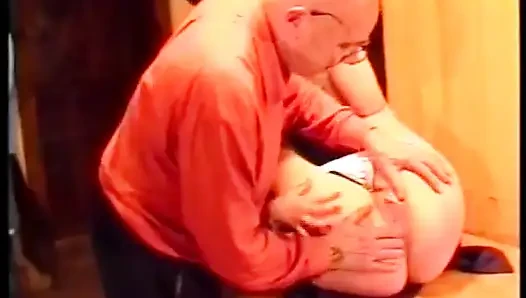 Cewek nakal jerman ini di-fingering dan dipake sama pria yang lebih tua