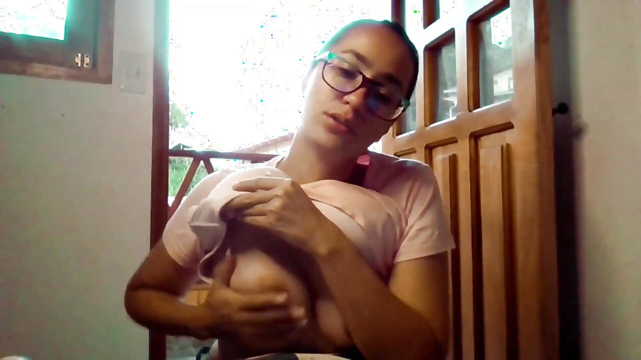 Hot Girl Was Bored and Plays with a Gift That Her Stepbrother Gave Her