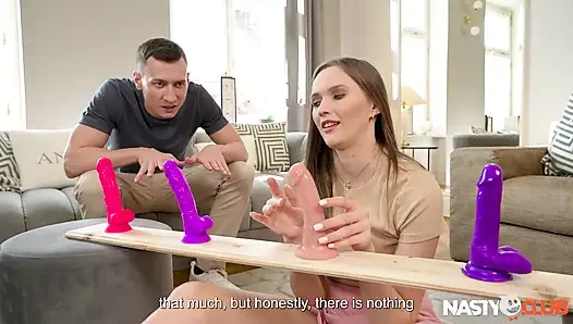 Uzun boylu, uzun bacaklı kız arkadaş yapay penis oyuncakları koleksiyonuyla erkeğini azdırıyor